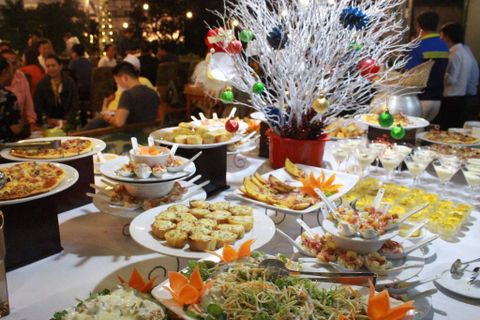 Tiệc buffet hơn 20 món cầu kỳ, chương trình nghệ thuật hấp dẫn