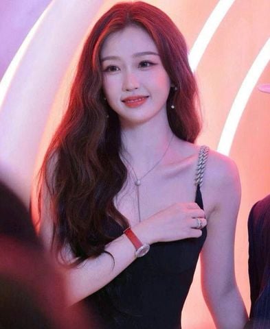 BẮT NHỊP XU HƯỚNG TRANG ĐIỂM ĐỎ RỰC SAO HOA NGỮ 