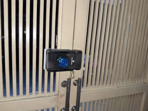 Bảng so sánh khóa truyền thống và Khóa vân tay áp dụng cho nhà trọ