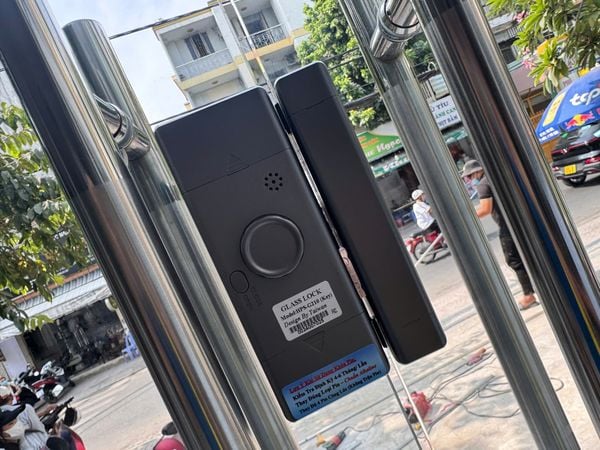 Lắp đặt khóa vân tay cửa kính HPS- G210 cho công ty