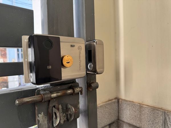 Lắp đặt khoá cổng Pin 01 vân tay app TTLOCK cho chú Chí ở Thủ Đức