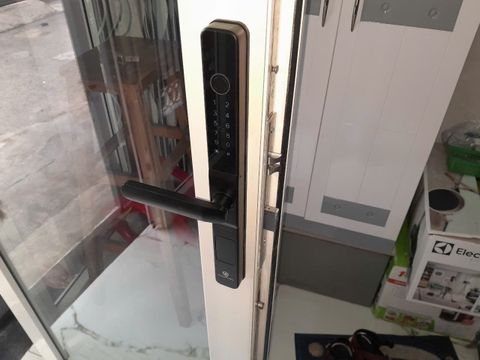Lắp đặt khóa vân tay cửa nhôm HPS- 3376N cho bác Hà quận 9