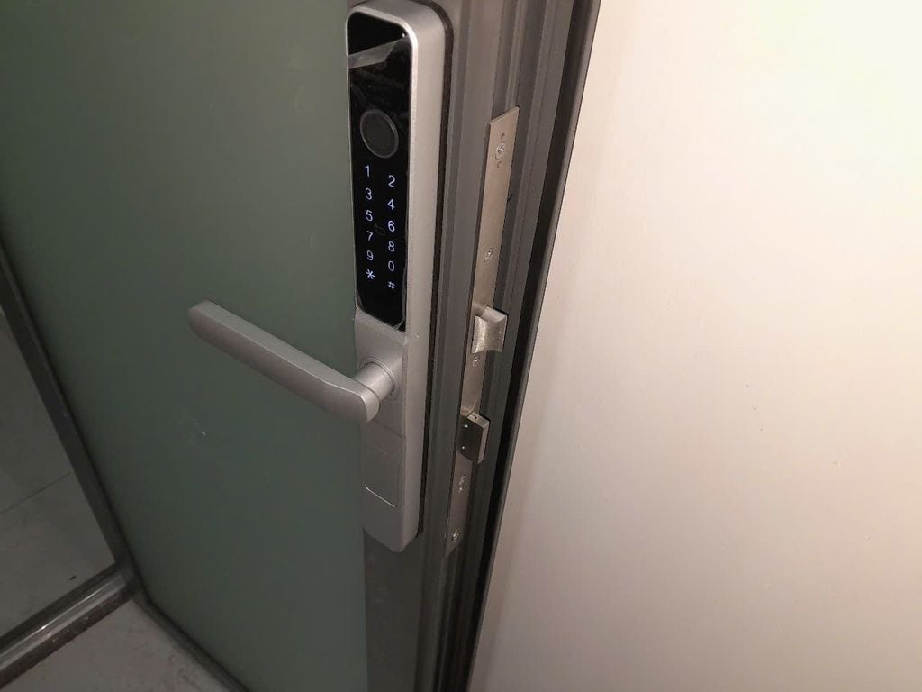 Thi công khóa vân tay cửa nhôm HPS- 3376N (ttlock) cho anh Tâm
