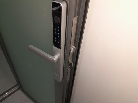 Thi công khóa vân tay cửa nhôm HPS- 3376N (ttlock) cho anh Tâm