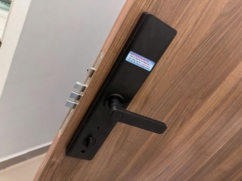 Thi công khóa vân tay cửa gỗ HPS-919 cho anh Bình