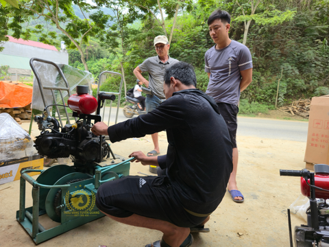 Khách đến cửa hàng xem chi tiết máy Tời Gỗ.
