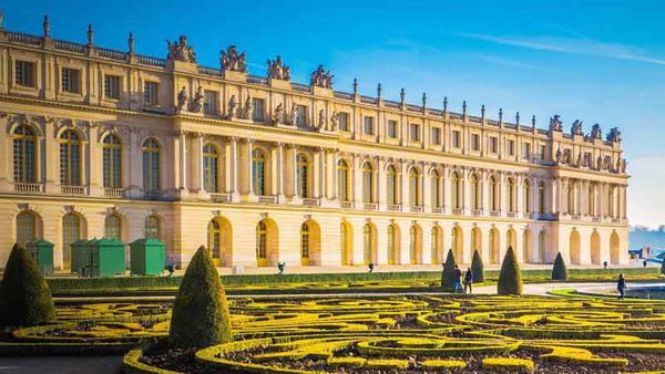 Lan Can Đá Tại Cung Điện Versailles