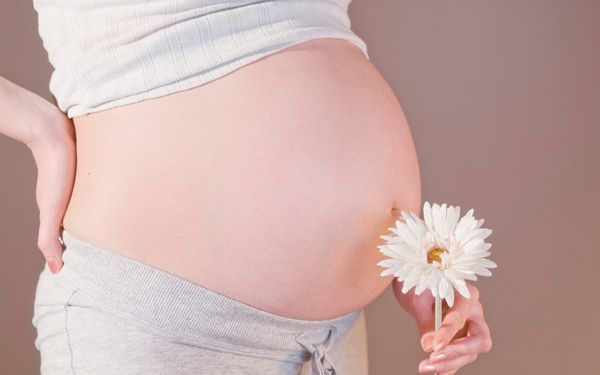 Phụ nữ mang thai có nên sử dụng serum và retinol hay không?