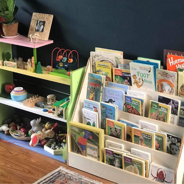 Kệ sách Montessori trưng bày phong phú các loại sách
