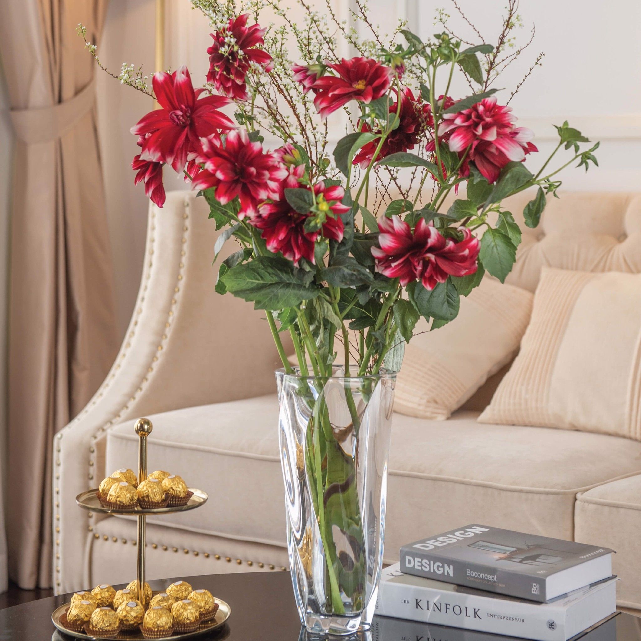 Cập nhật không gian sống của bạn bằng một chiếc lọ hoa phòng khách đẹp tinh tế. Sử dụng các loại hoa tươi để bổ sung cho không gian sống của bạn, tạo ra một cảm giác ấm cúng và dễ chịu.