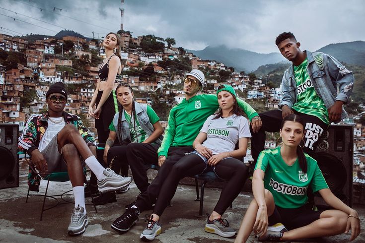 Tại Sao Gen Z Chuộng Quần Áo Bóng Đá Phong Cách Streetwear?