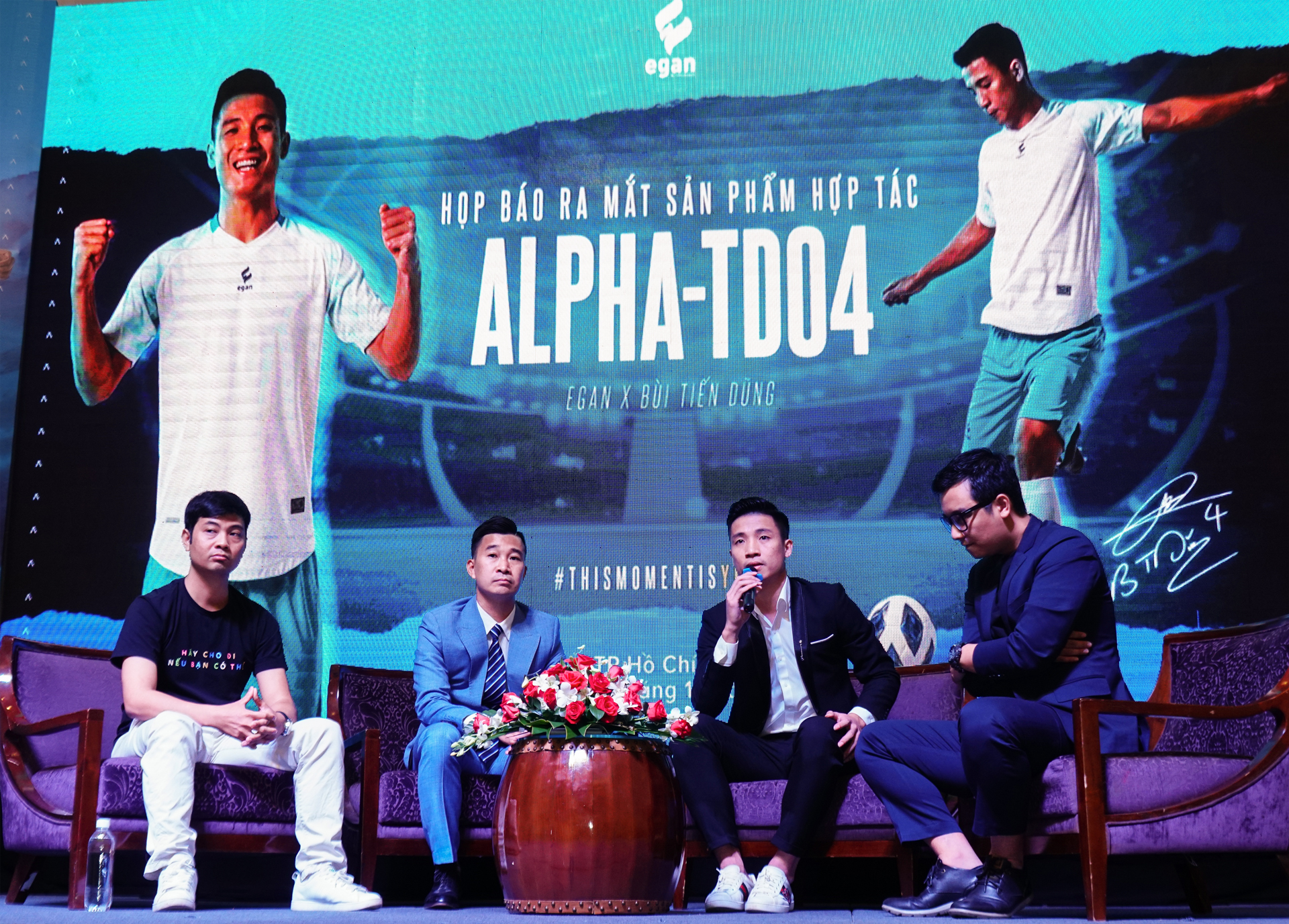 Đài truyền hình Việt Nam đưa tin về buổi họp báo ra mắt bộ trang phục Alpha - TD04.