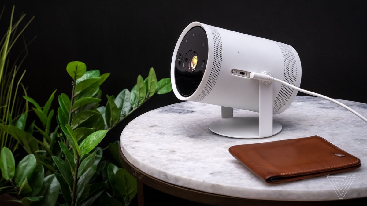 [Review] Samsung Freestyle: chiếc máy chiếu siêu nhỏ gọn kết nối Wifi, loa tích hợp, xem Netflix và nhiều ứng dụng khác