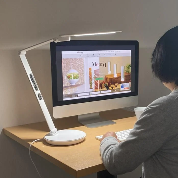 Đèn bàn MotoM: sự lựa chọn hoàn hảo cho người làm việc với màn hình máy tính lớn