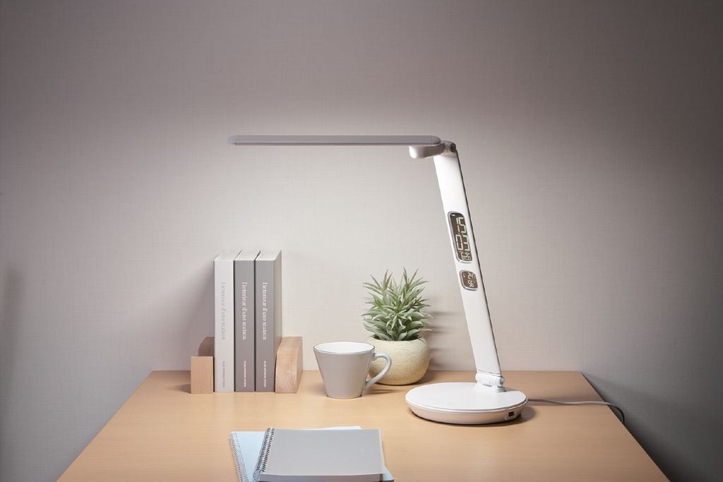Nâng cấp hiệu ứng nội thất phòng bạn ngay lập tức với đèn học để bàn