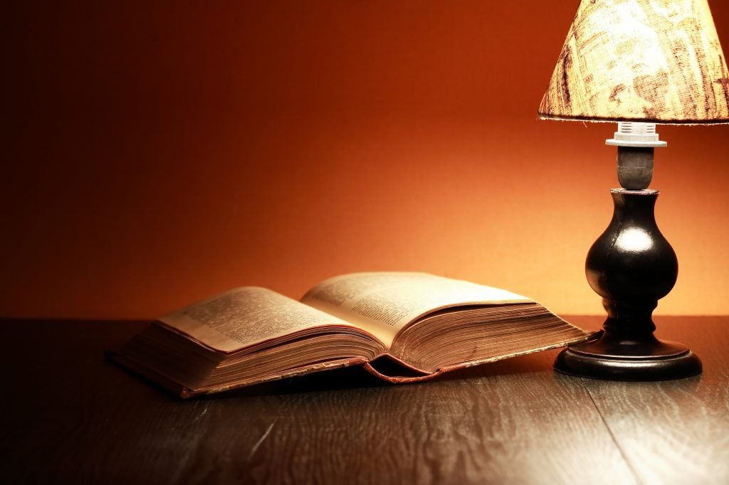 Đèn đọc sách là lựa chọn tuyệt vời khi muốn lắp đặt đèn trên đầu giường.Tại sao vậy?