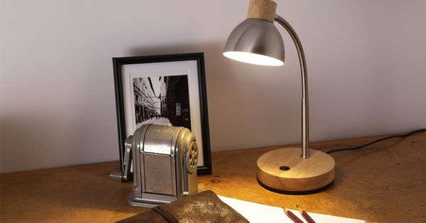 Đèn đứng để bàn làm việc – Chọn đèn như thế nào cho phù hợp với nhu cầu làm việc, học tập tại nhà?