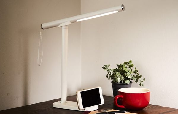 Đèn đứng để bàn làm việc – Chọn đèn như thế nào cho phù hợp với nhu cầu làm việc, học tập tại nhà?