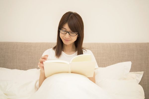 Nếu thường đọc sách trên giường, nên sử dụng đèn nào là tốt nhất cho bạn?