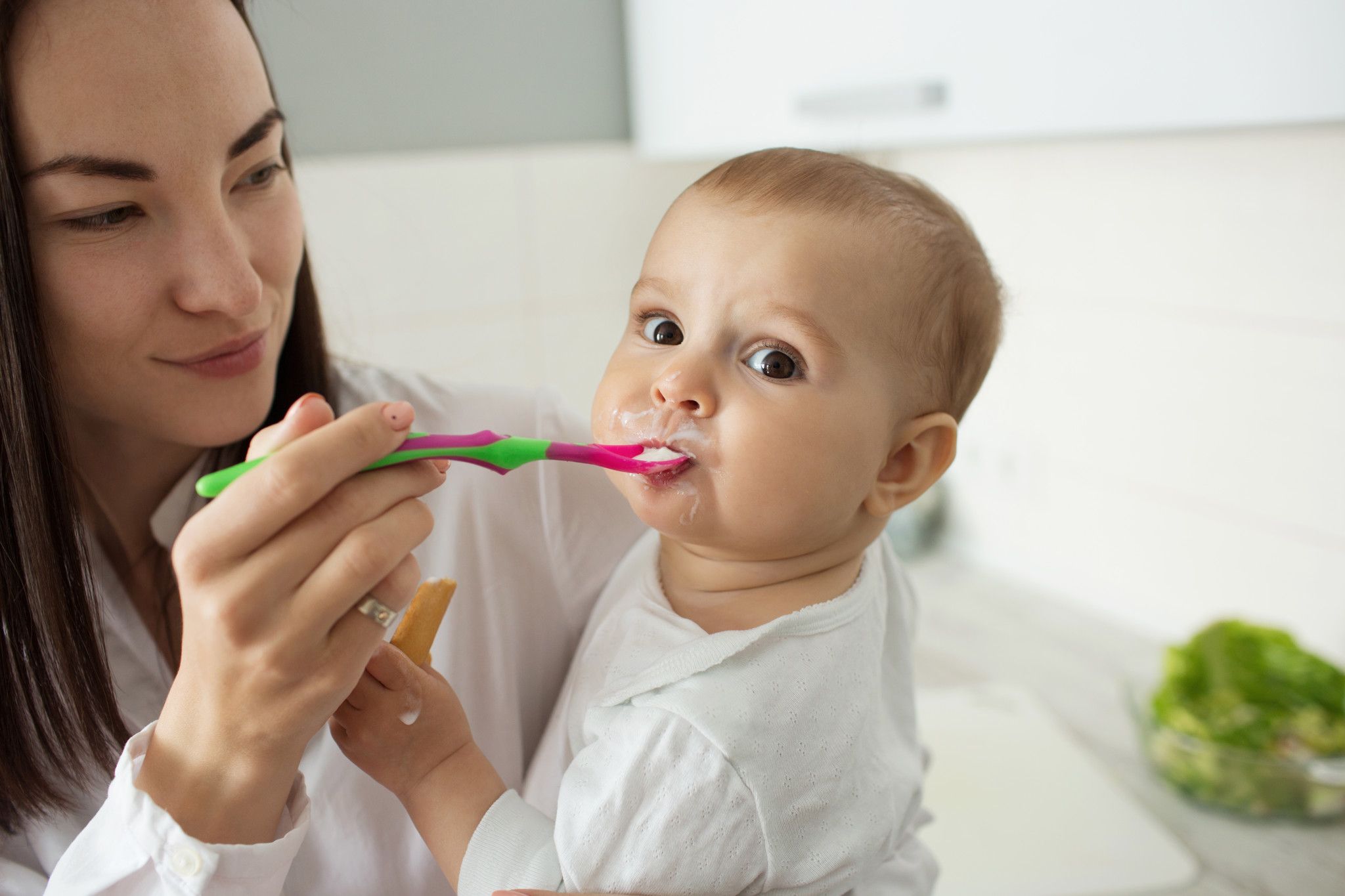 Đồ Dùng Cần Thiết Cho Trẻ Sơ Sinh Trong Hành Trình Ăn Dặm - Đút Bé ăn
