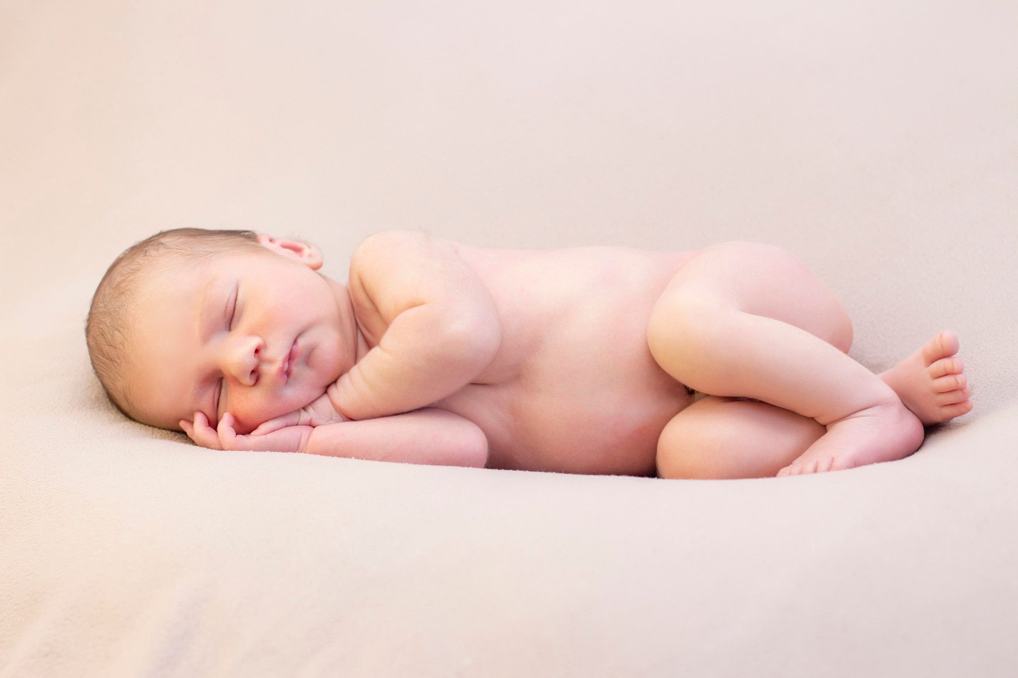 Gối Chống Lật: Đồ Dùng Cần Thiết Cho Trẻ Sơ Sinh Giúp Bé Ngủ Ngon Và An Toàn