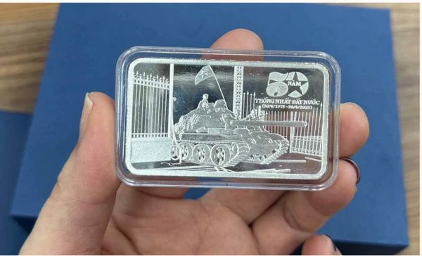 Thỏi bạc in hình 50 năm thống nhất đất nước được khách hàng đặt mua.