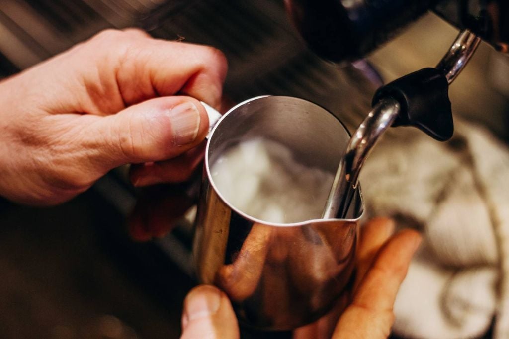 Cách Đánh Sữa và Hấp Sữa Đúng Cách