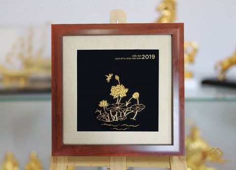 Bức tranh Hoa Sen mạ vàng-Quà tặng khách mời Diễn đàn kinh tế tư nhân Việt Nam 2019