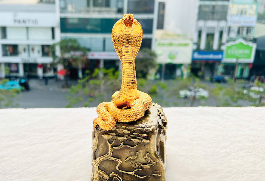 Tượng rắn mạ vàng, Ấn rắn vàng quyền uy, tượng Ấn rắn quyền uy