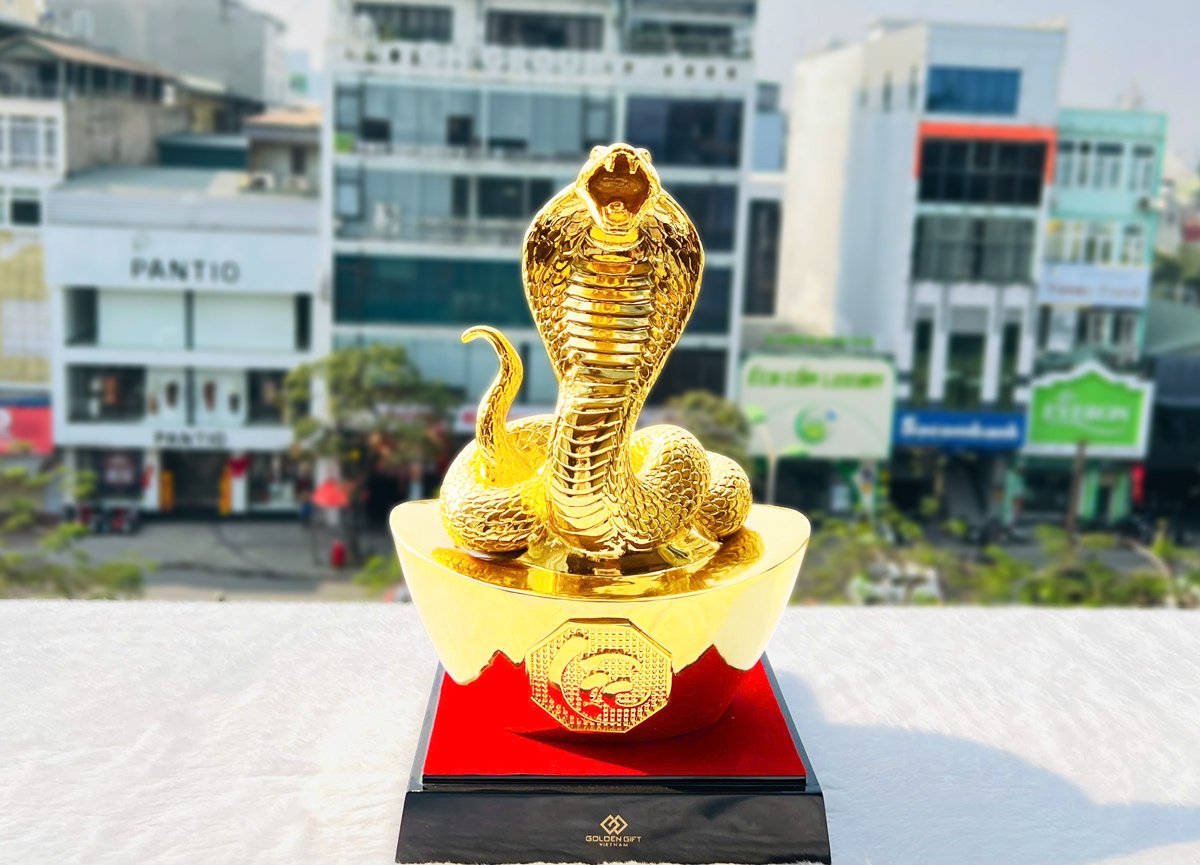 Tượng rắn mạ vàng, Ấn rắn vàng quyền uy, tượng Ấn rắn quyền uy