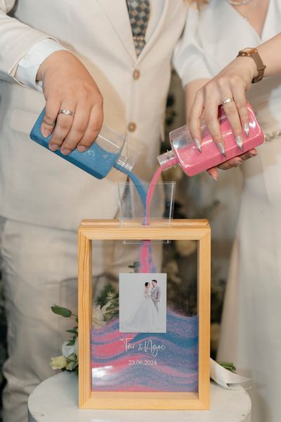 Nghi Thức Rót Cát Trong Tiệc Cưới: Hai Cá Thể Một Cuộc Đời