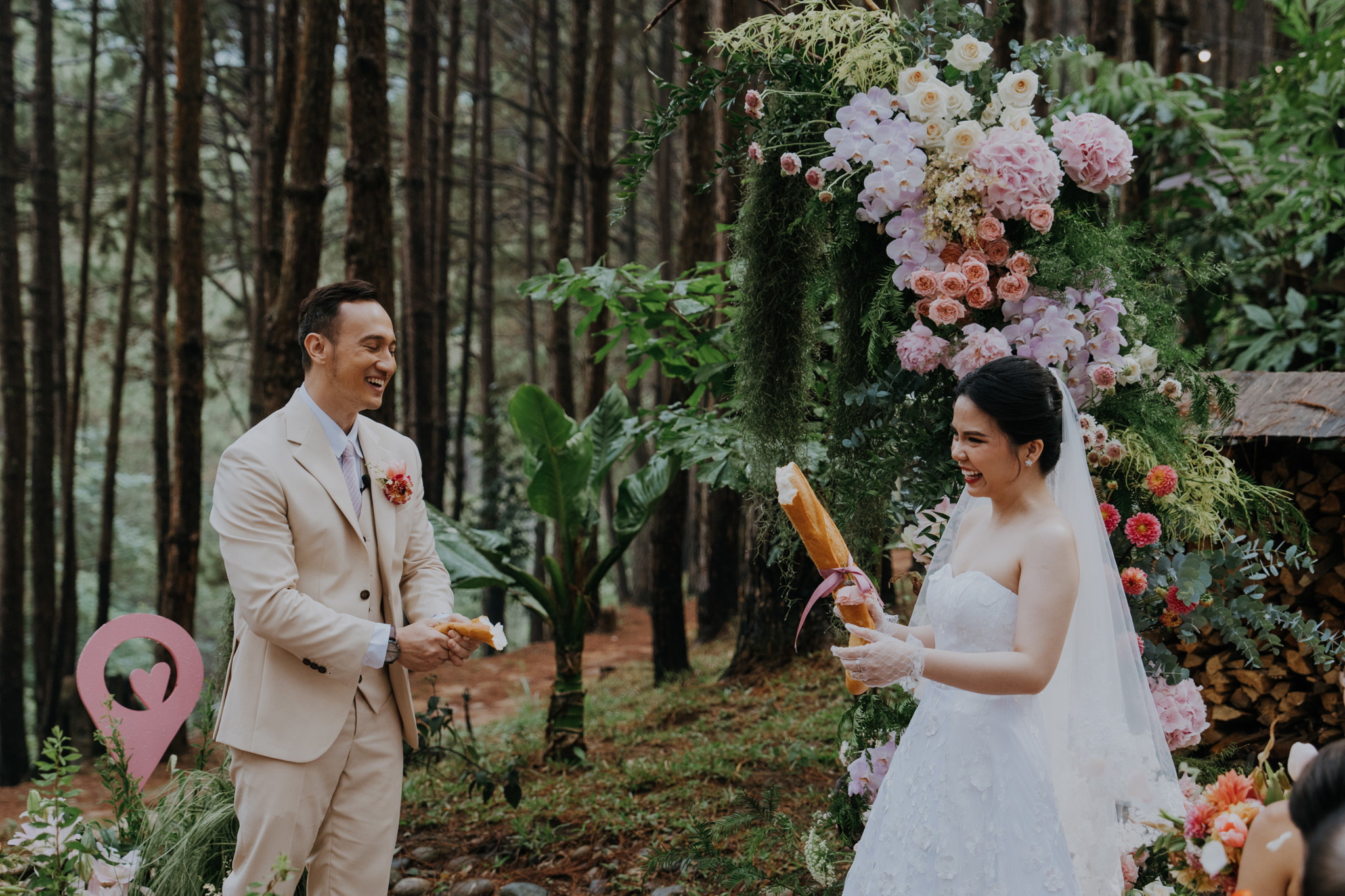 Chú rể nước ngoài tham quan trải nghiệm dịch vụ May vest Cao Cấp tại Kim Bespoke