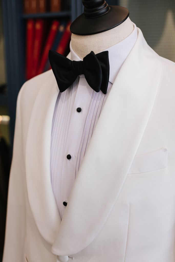 BẠN ĐANG PHÂN VÂN NÊN CHỌN THIẾT KẾ NÀO CHO VEST CƯỚI TRẮNG