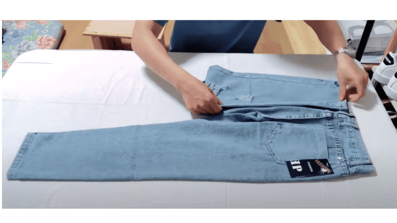 Cách gấp áo thun như ở nhà 2 giây