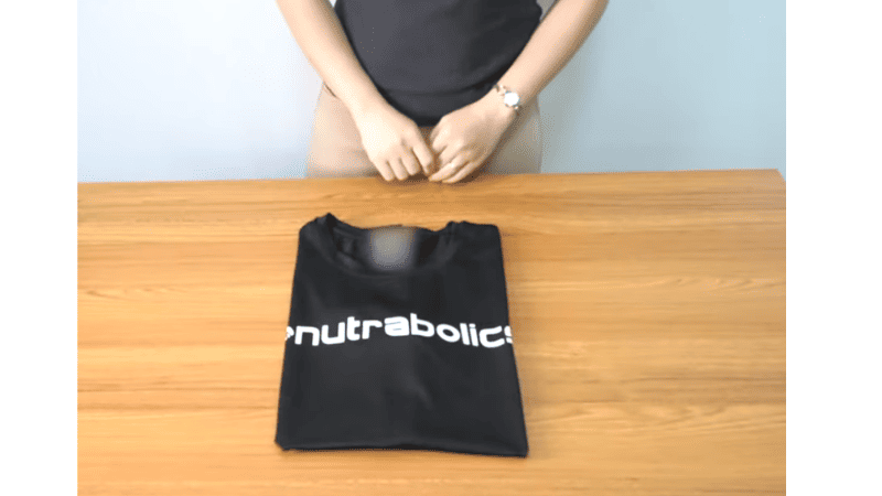 Cách gấp áo thun như ở shop thời trang