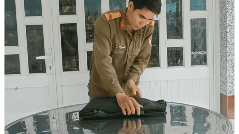 cách gấp quần áo theo kiểu quân đội
