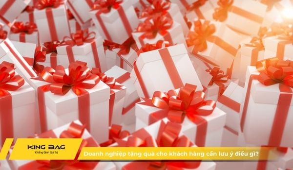 Doanh nghiệp tặng quà cho khách hàng cần lưu ý điều gì?
