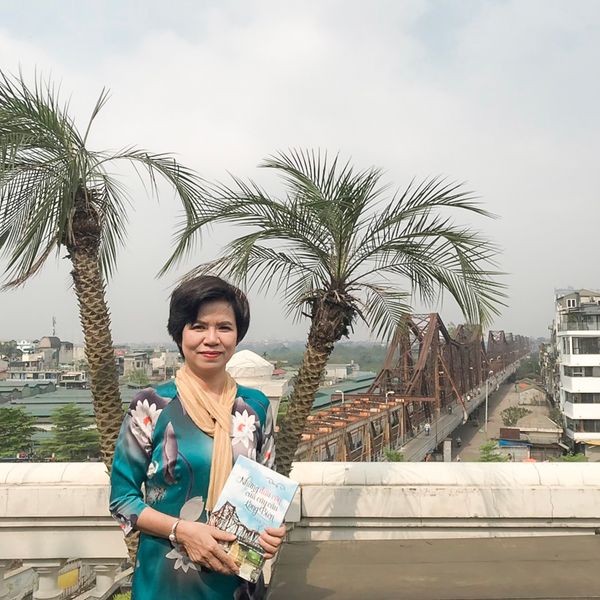 Dưới chân cầu Long Biên