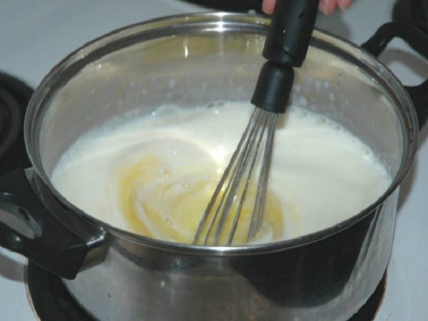 đun hỗn hợp sữa và trứng