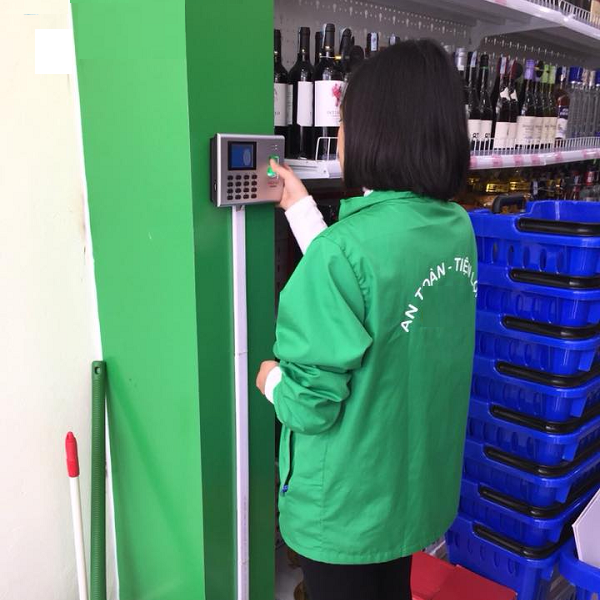 Lắp đặt máy chấm công cho cửa hàng