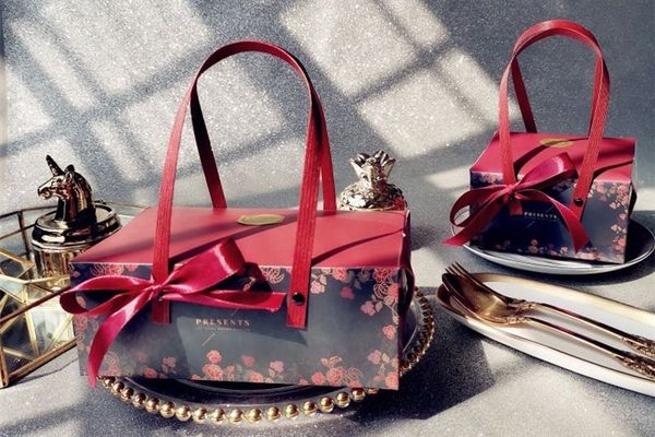 Chiếc hộp bánh ngọt xinh xắn cho ngày cưới thêm tuyệt vời.