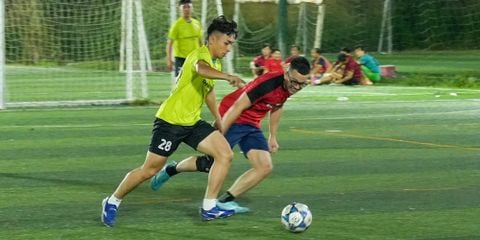 Có nên chọn giày đá bóng cỏ nhân tạo theo vị trí khi thi đấu ở sân 5-7 người?