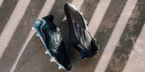 Edge of Darkness - BST giày đá bóng đầu tiên của năm 2022 đến từ adidas