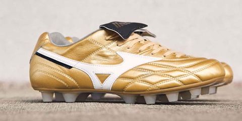 Mizuno Morelia Ultra Light MIJ “Gold” có phải là đôi giày đá bóng làm từ da tự nhiên nhẹ nhất?