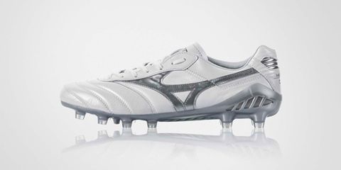Mizuno ra mắt mẫu giày đá bóng Morelia DNA “White/Galaxy Silver
