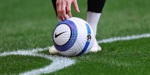 Những khoảnh khắc đẹp nhất của quả bóng thi đấu Nike T90 trong ngày trở lại Premier League