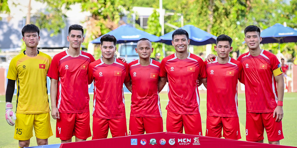 Soi giày các tuyển thủ QGVN trên sân 7