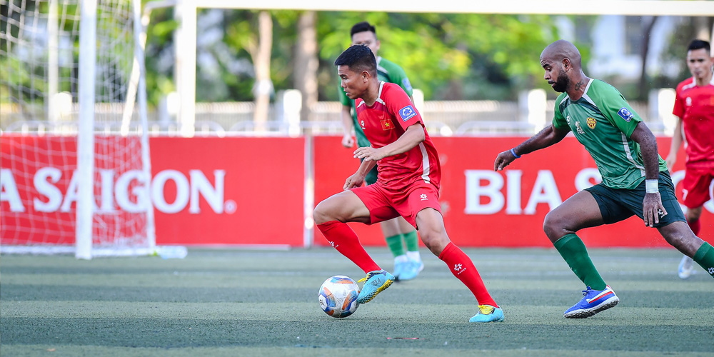 Soi giày các tuyển thủ QGVN trên sân 7