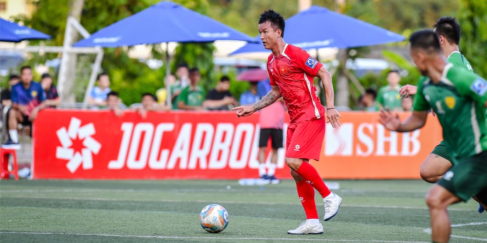 Soi giày các tuyển thủ QGVN trên sân 7