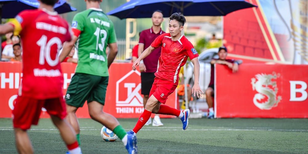 Soi giày các tuyển thủ QGVN trên sân 7